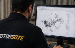 Especialista revisando un diagrama técnico